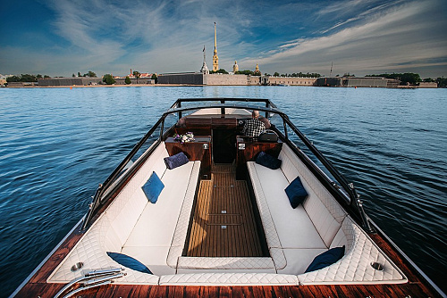 Водная прогулка в СПб на катере комфорт-класса Blackberry